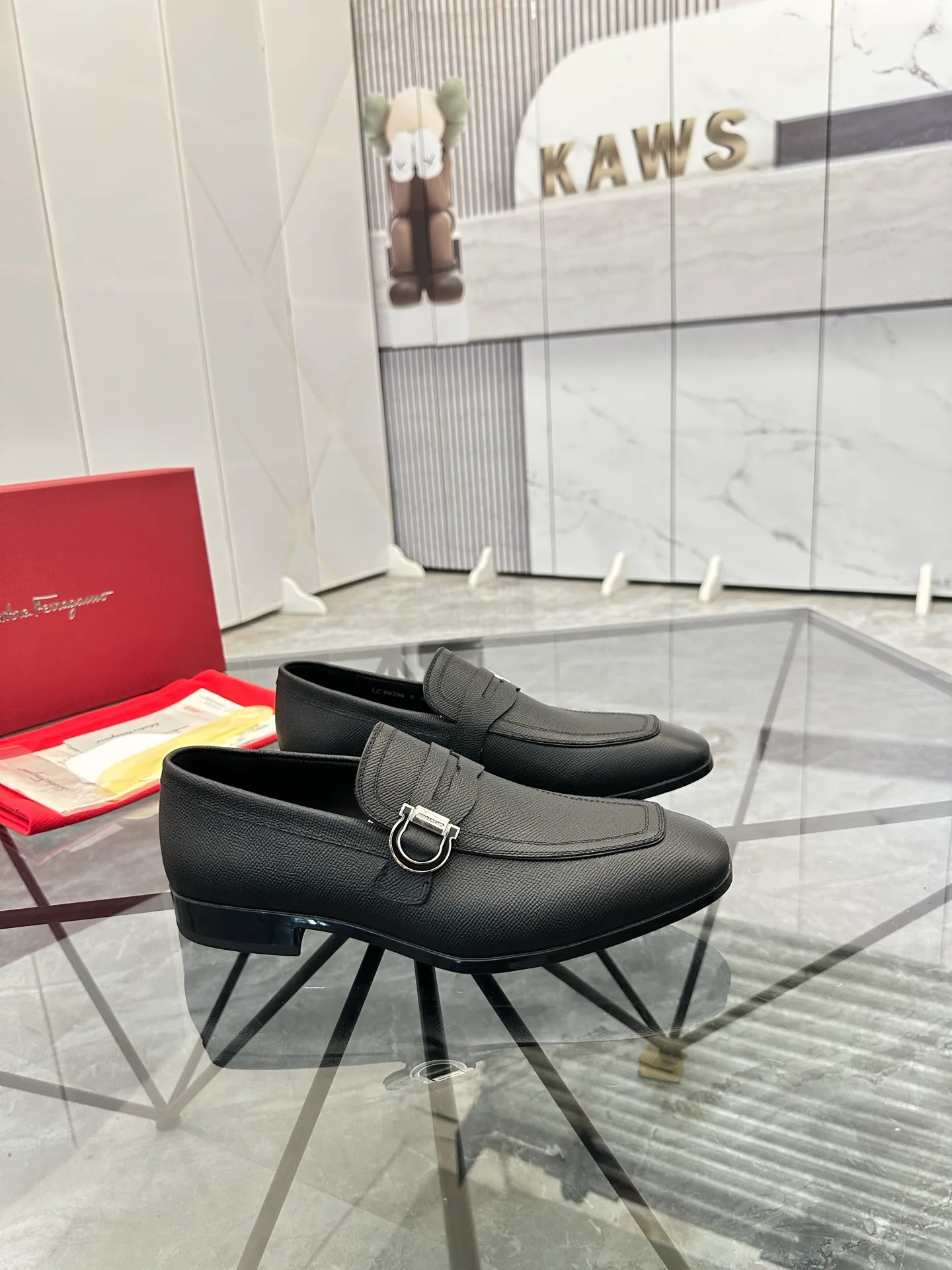 Men's shoes: 💰P640¥ High-end quality Product trademark: Ferragamo* "Ferragamo*" leather shoes Regular size: 38-44 (can be customized to 45.46.) Product materials: imported first-layer cowhide leather upper, cowhide lining, original outsole. Number: 688